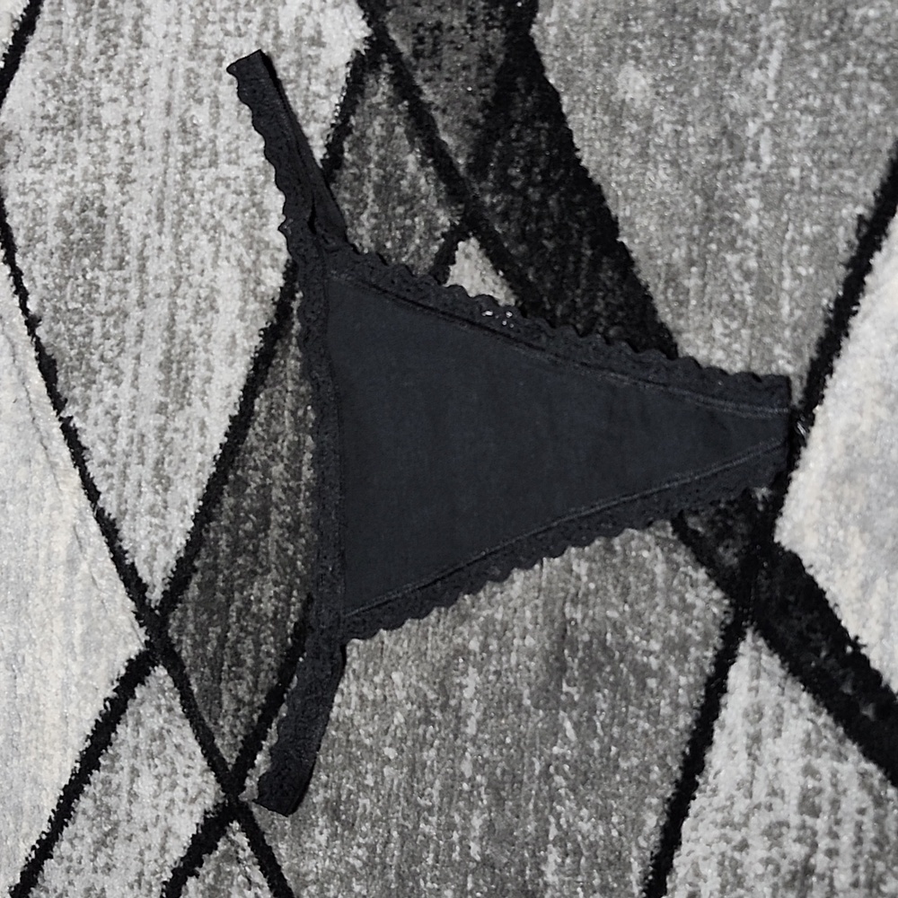 VICTORIA SECRET BLACK LACE-TRIM V-STRING PANTY NWOT MEDIUM